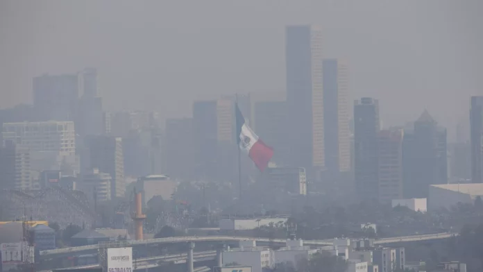 El smog se cierne sobre la Ciudad de México un domingo de 2021 (imagen para ilustrar) - Sputnik Mundo, 1920, 15.05.2024