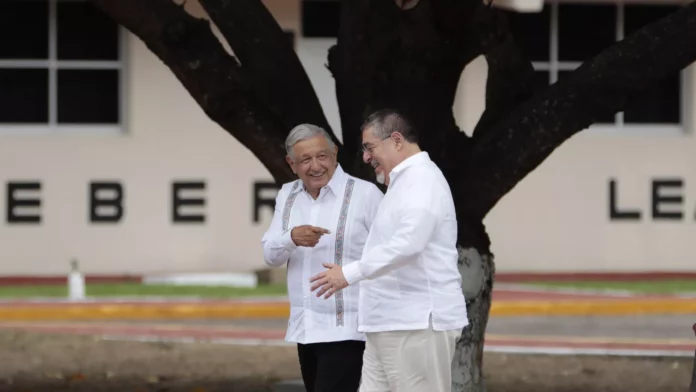 El presidente de México, Andrés Manuel López Obrador, y el mandatario de Guatemala, Bernardo Arévalo - Sputnik Mundo, 1920, 17.05.2024