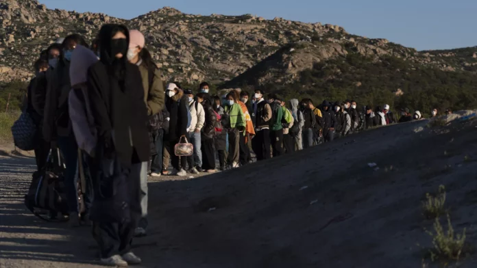 Los migrantes irregulares llegan a la frontera norte de México para viajar a Estados Unidos. - Sputnik Mundo, 1920, 18.06.2024