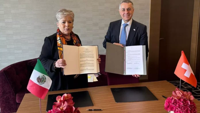 La canciller mexicana, Alicia Bárcena, y su homólogo suizo, Ignazio Cassis, suscribieron el acuerdo diplomático para facilitar trámites ante la ruptura con Ecuador. - Sputnik Mundo, 1920, 20.06.2024