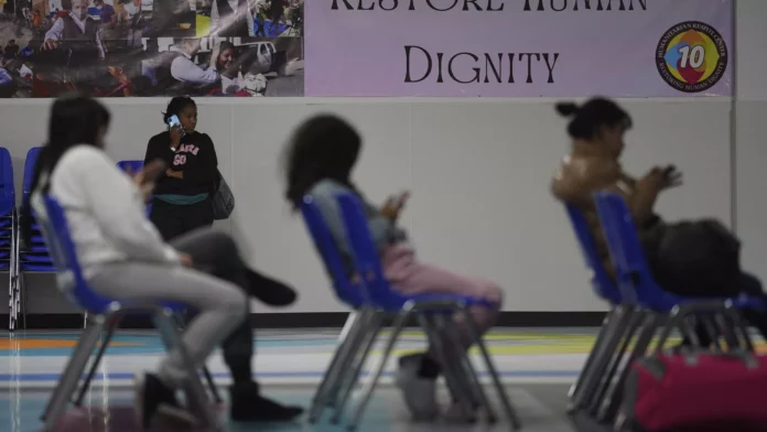 Migrantes que buscan asilo en Estados Unidos esperan en un centro de caridad para recibir asistencia humanitaria y alivio en McAllen, Texas, el 18 de enero de 2025 - Sputnik Mundo, 1920, 26.05.2025