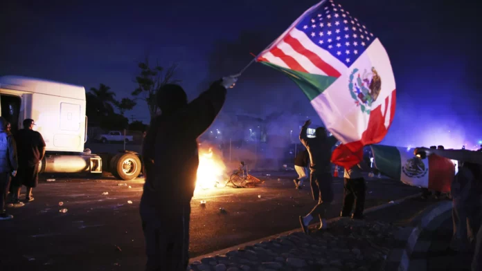 Protestas en contra de las políticas migratorias de Trump en Los Ángeles - Sputnik Mundo, 1920, 11.06.2025