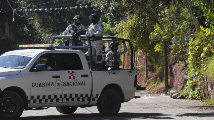Elementos de la Guardia Nacional de México patrullan las calles donde cinco personas fueron asesinadas el día anterior, en Huitzilac, Morelos (imagen referencial) - Sputnik Mundo, 1920, 05.07.2025