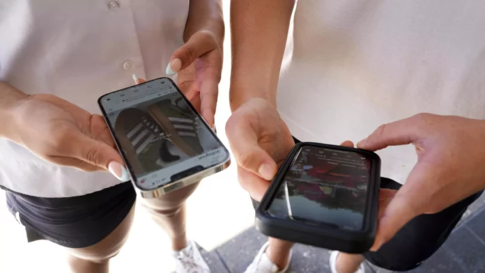 Jóvenes usando su celular - Sputnik Mundo, 1920, 19.07.2025