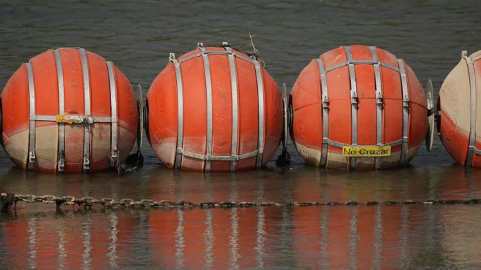 Anteriormente, en Estados Unidos se había construido una barrera flotante, o muro acuático, contra los migrantes. - Sputnik Mundo, 1920, 04.07.2025