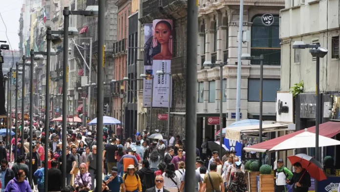Peatones recorren la avenida Francisco I. Madero en el centro de la Ciudad de México (imagen ilustrativa) - Sputnik Mundo, 1920, 27.08.2025