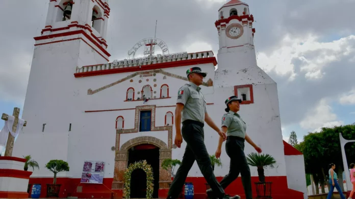Dos elementos de la Guardia Nacional de México durante una caminata en el país  - Sputnik Mundo, 1920, 03.09.2025