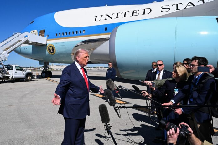 Foto: Roberto Schmidt/AFP | El presidente de Estados Unidos, Donald Trump, habla con la prensa tras bajar del Air Force One a su llegada al Aeropuerto Internacional de Palm Beach, en West Palm Beach, Florida, el 31 de octubre de 2025.