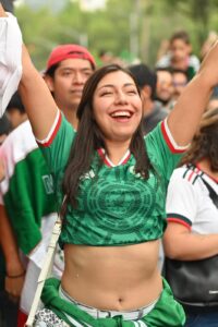 Festejan aficionados triunfo de México en el Ángel de la Independencia 2 WhatsApp Image 2026 06 11 at 15.49.29