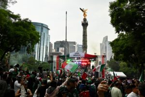 Festejan aficionados triunfo de México en el Ángel de la Independencia 1 WhatsApp Image 2026 06 11 at 15.49.32