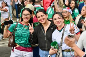 Festejan aficionados triunfo de México en el Ángel de la Independencia 12 WhatsApp Image 2026 06 11 at 15.49.33