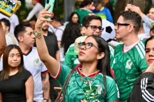 Festejan aficionados triunfo de México en el Ángel de la Independencia 9 WhatsApp Image 2026 06 11 at 15.49.35
