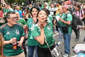 Festejan aficionados triunfo de México en el Ángel de la Independencia 5 WhatsApp Image 2026 06 11 at 15.49.38