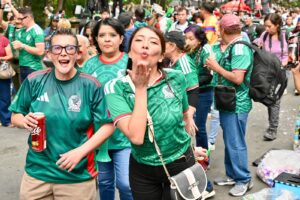 Festejan aficionados triunfo de México en el Ángel de la Independencia 22 WhatsApp Image 2026 06 11 at 15.49.41