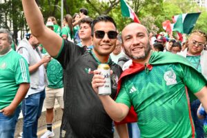 Festejan aficionados triunfo de México en el Ángel de la Independencia 26 WhatsApp Image 2026 06 11 at 15.49.42 1