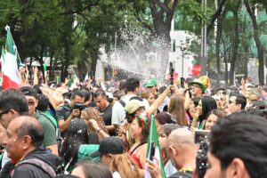 Festejan aficionados triunfo de México en el Ángel de la Independencia 17 WhatsApp Image 2026 06 11 at 15.49.45 3